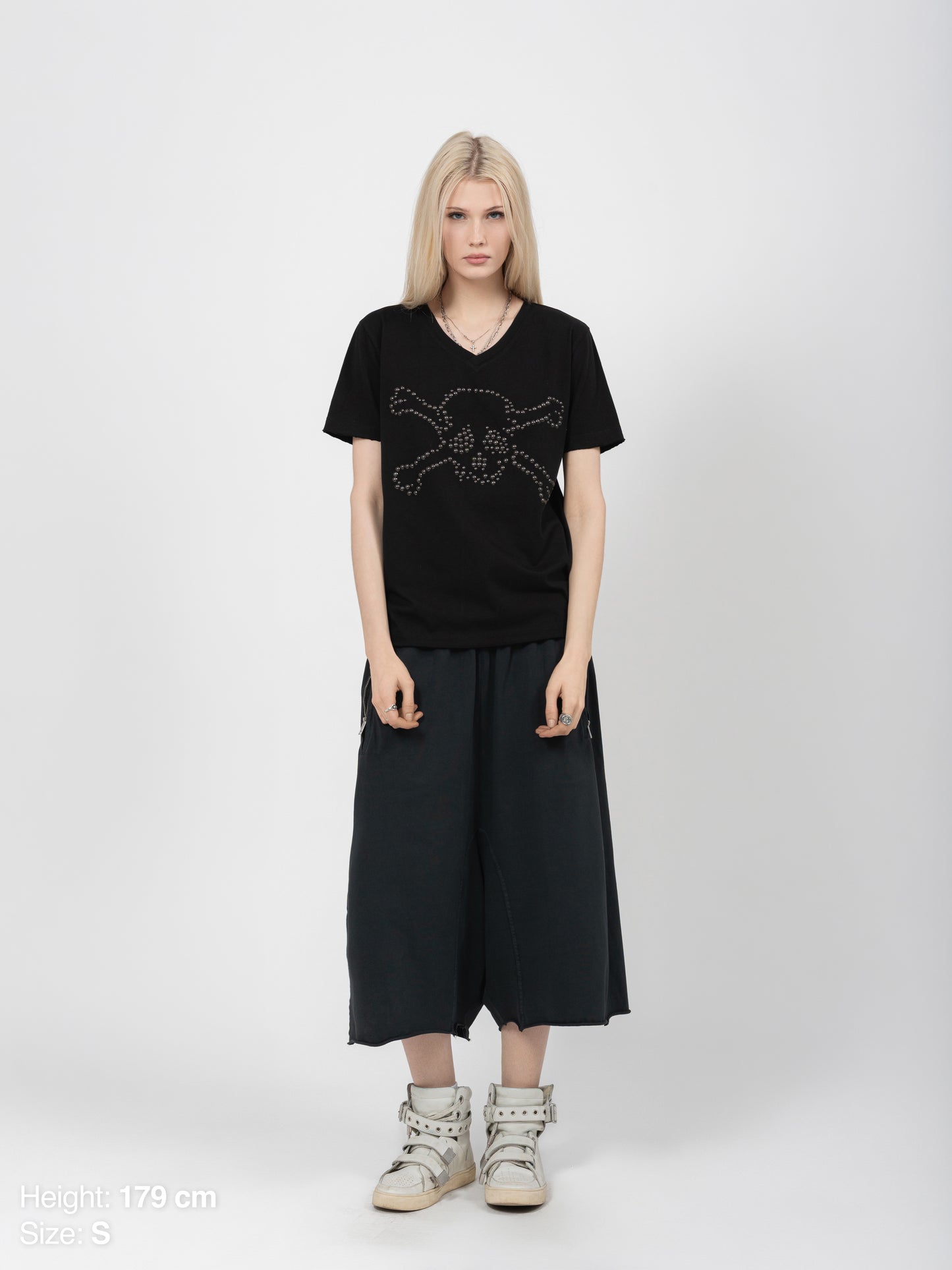 T-Shirt mit V-Ausschnitt – schwarzer Totenkopf mit Nieten