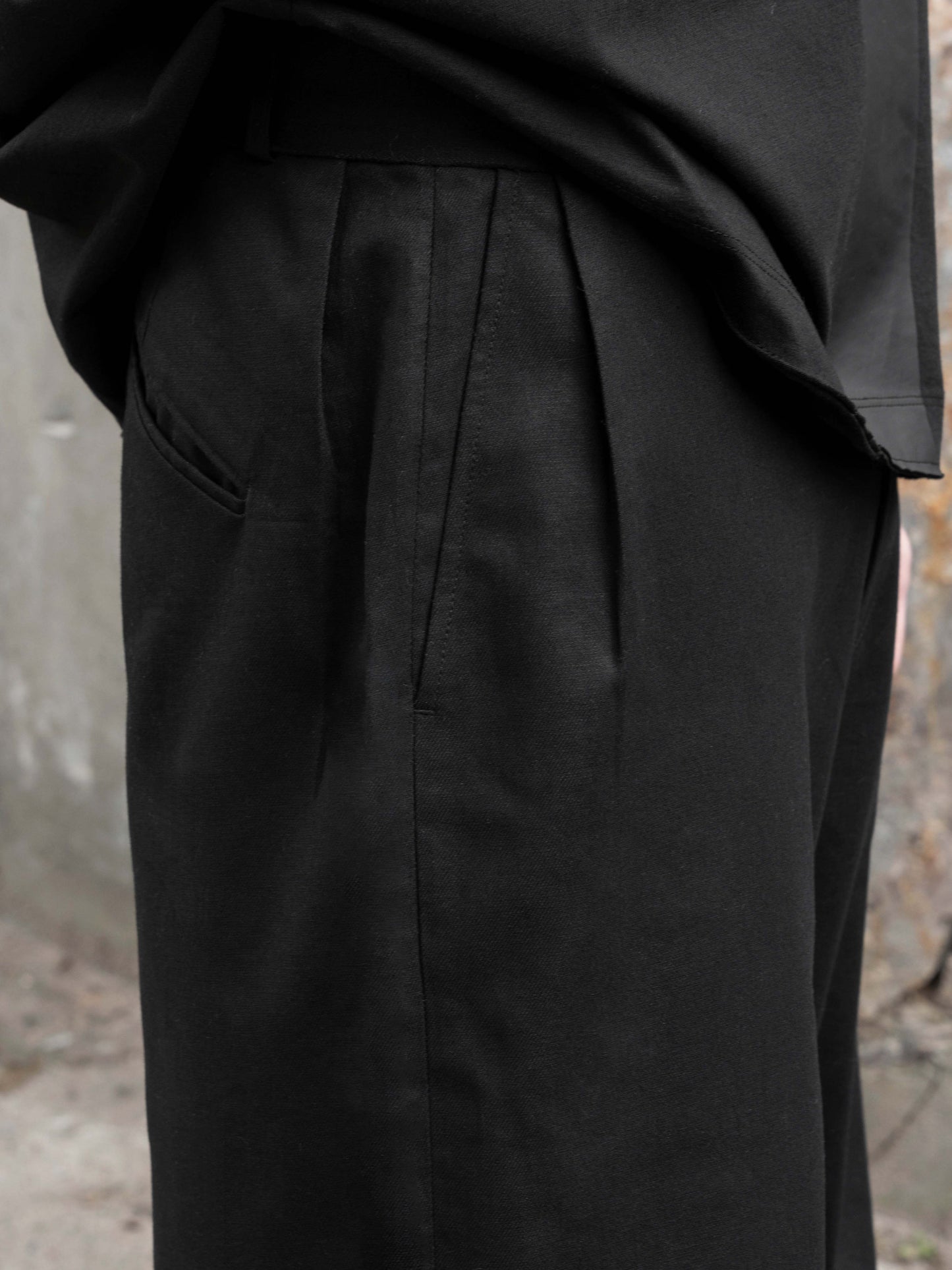 WORN CAPRI PANTS - BLACK