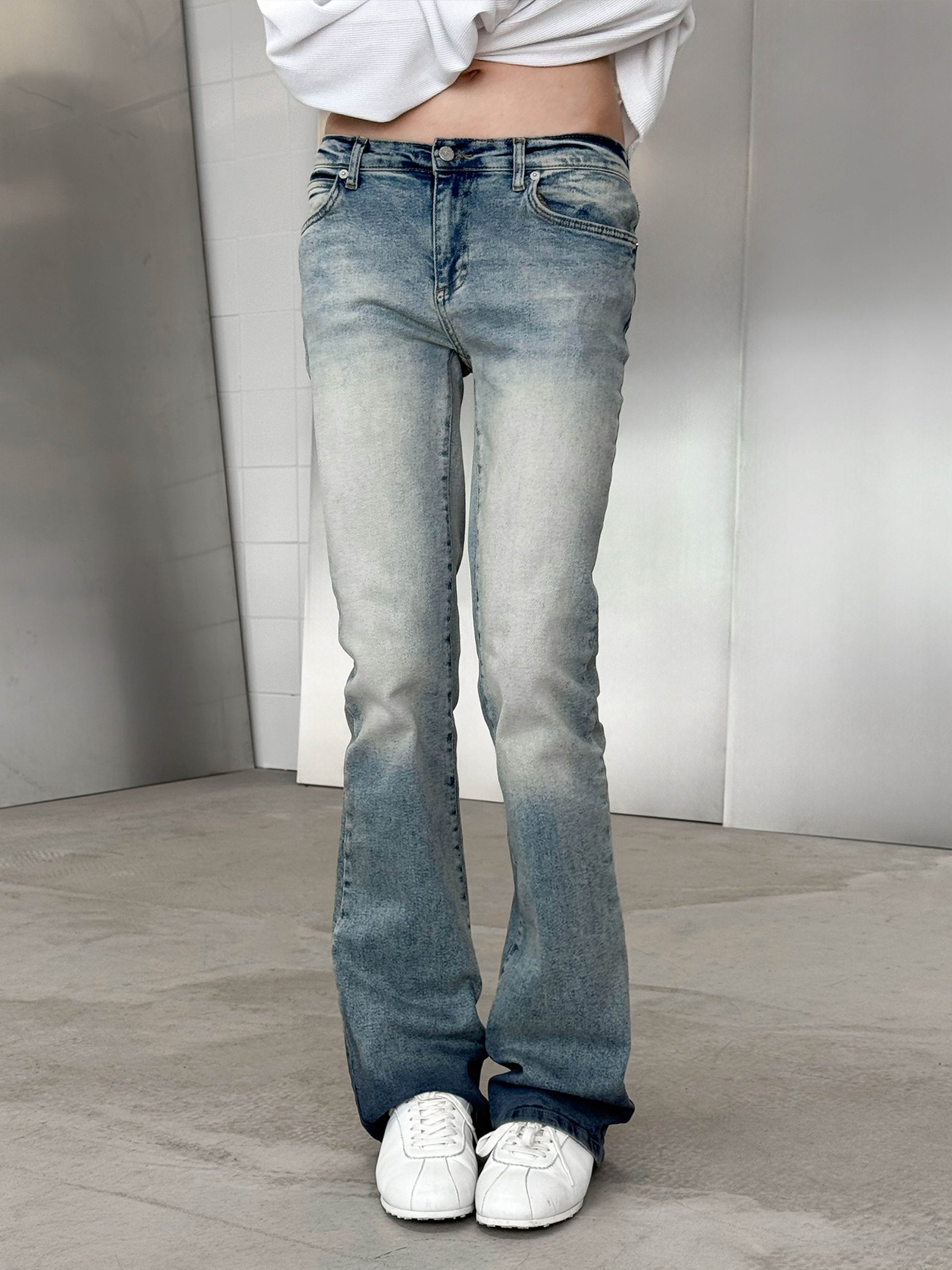 AUSGESTELLTE JEANS - WET BLUE