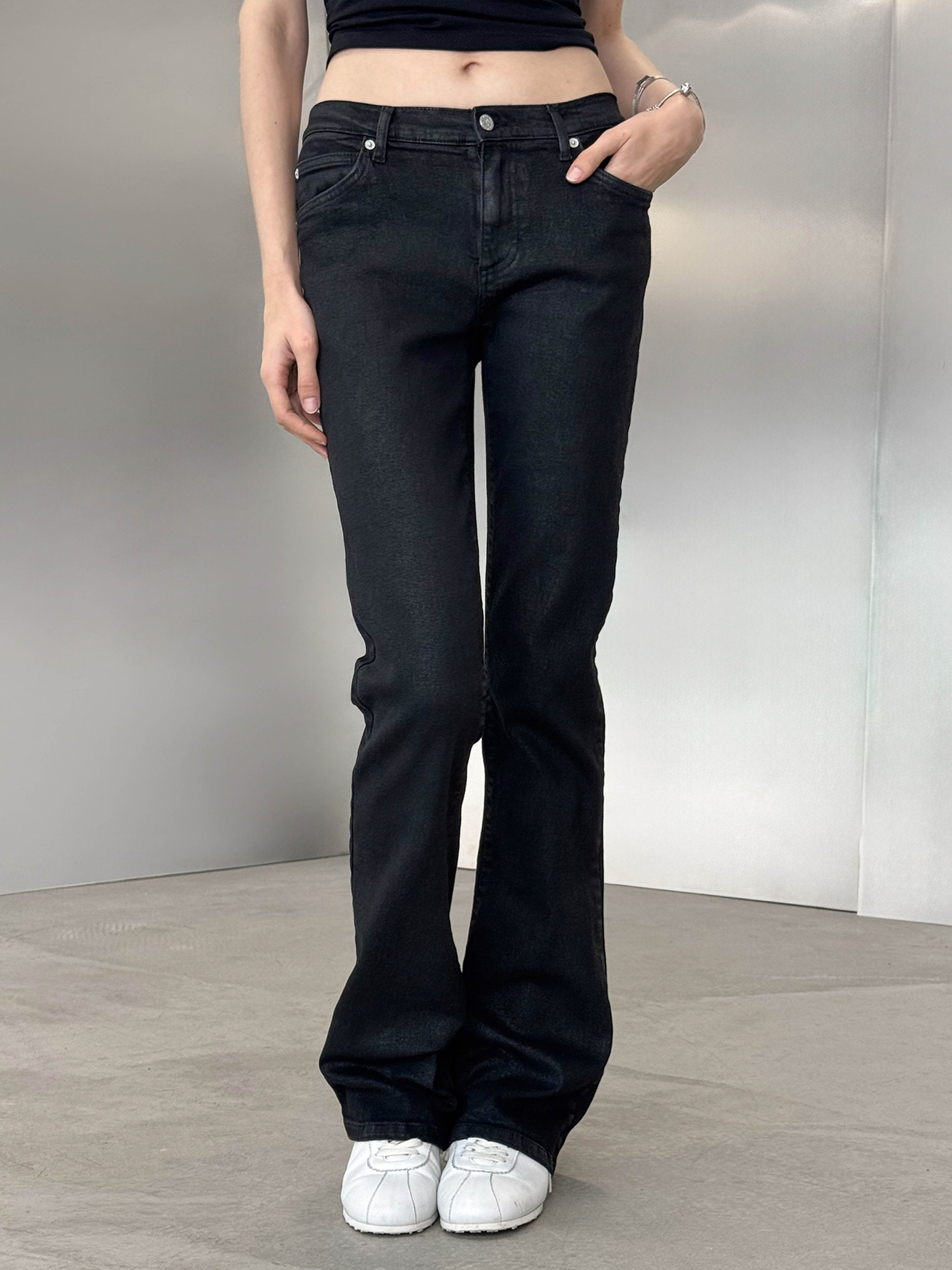 AUSGESTELLTE JEANS – GEWACHST SCHWARZ