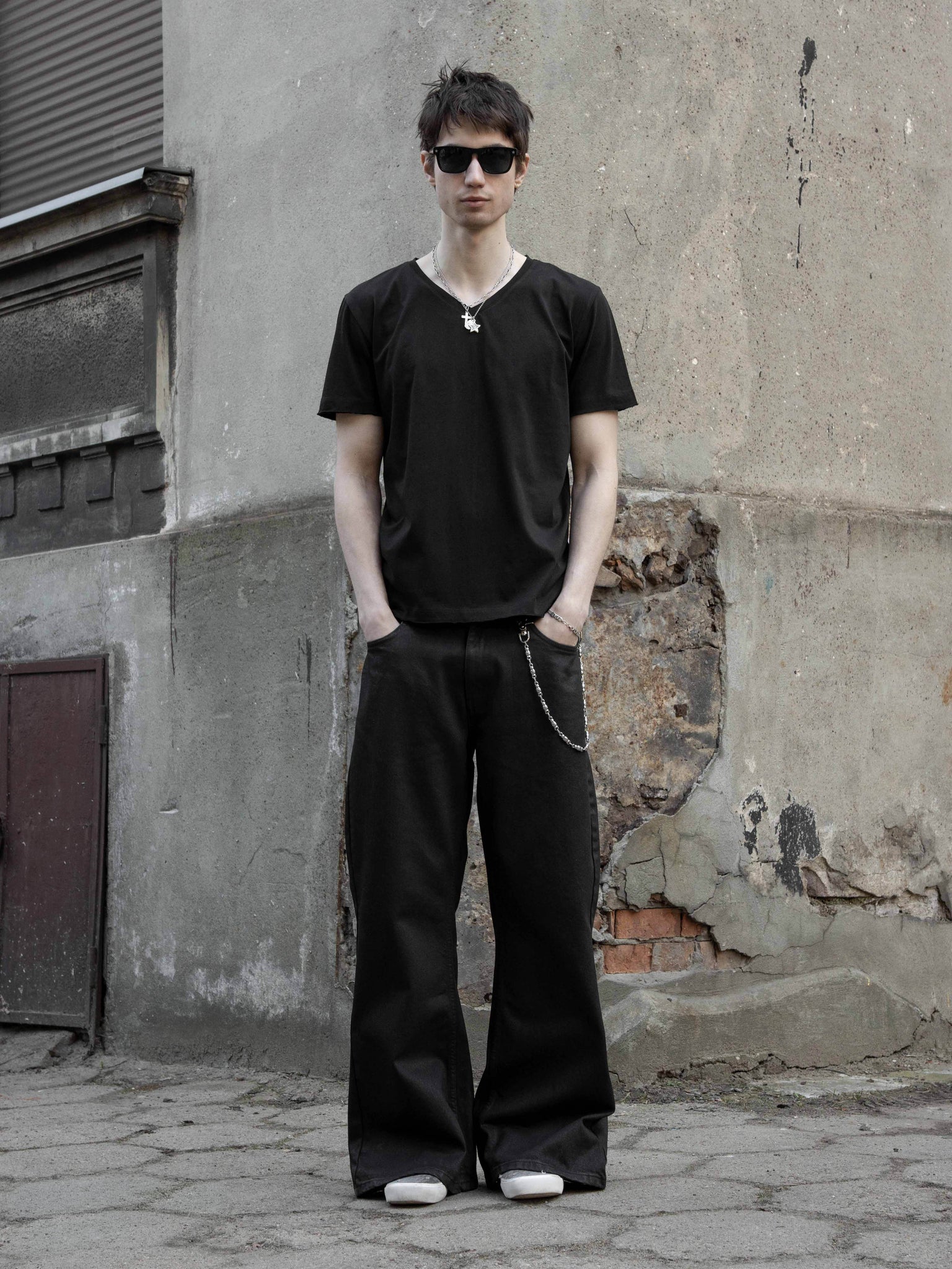 V-NECK TEE - BLACK