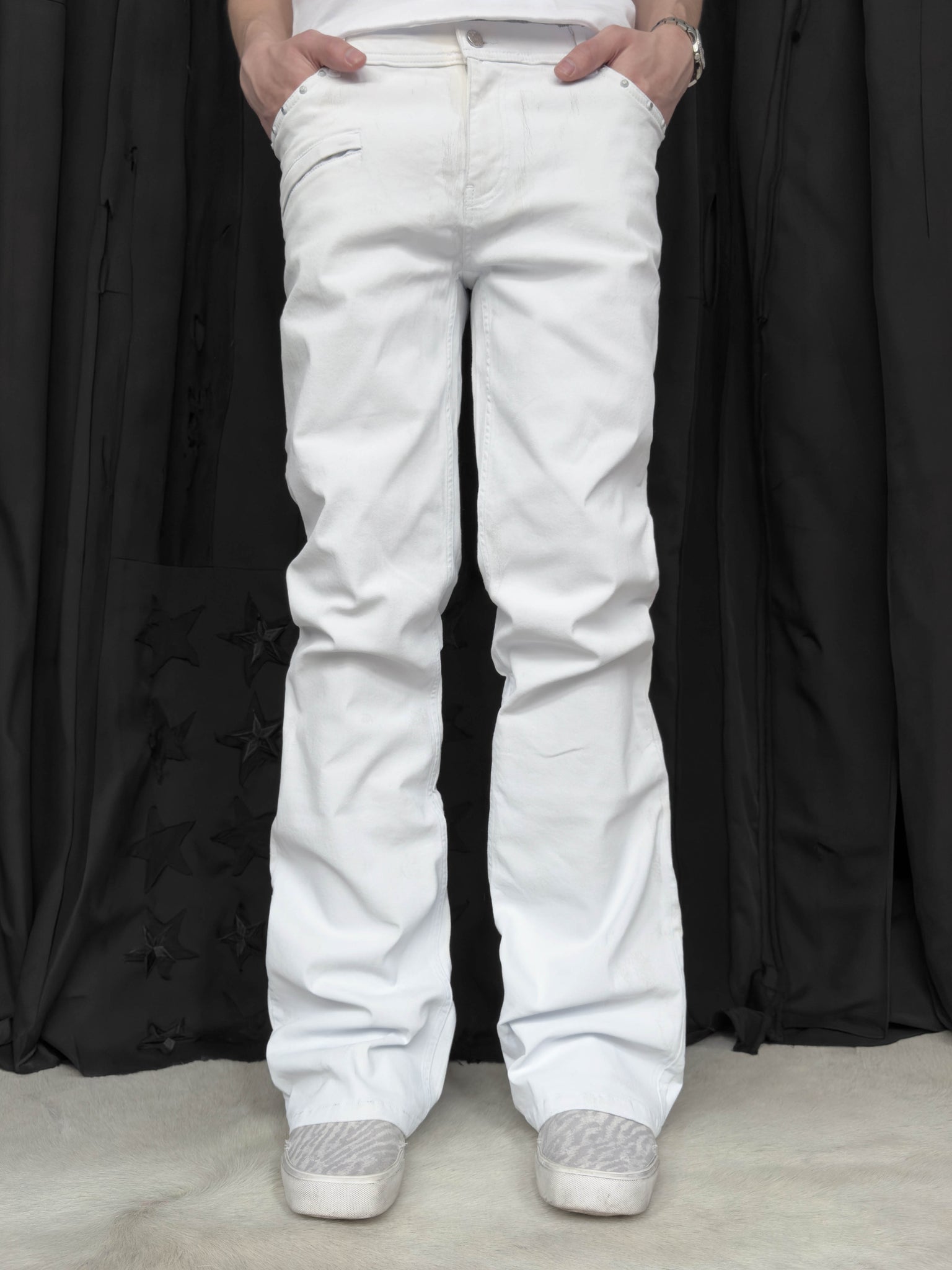 AUSGESTELLTE JEANS – WEISSE FARBE
