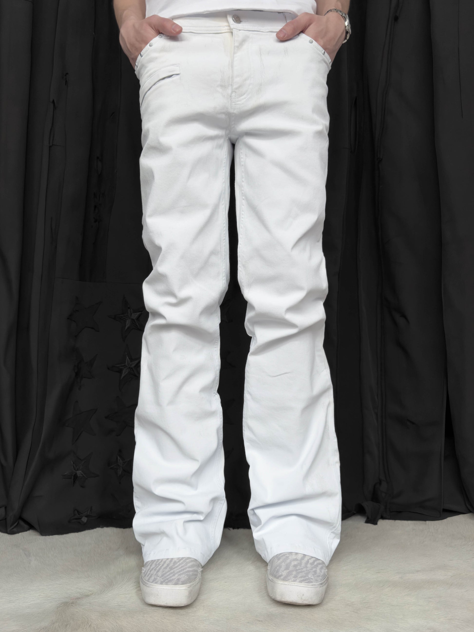 AUSGESTELLTE JEANS – WEISSE FARBE