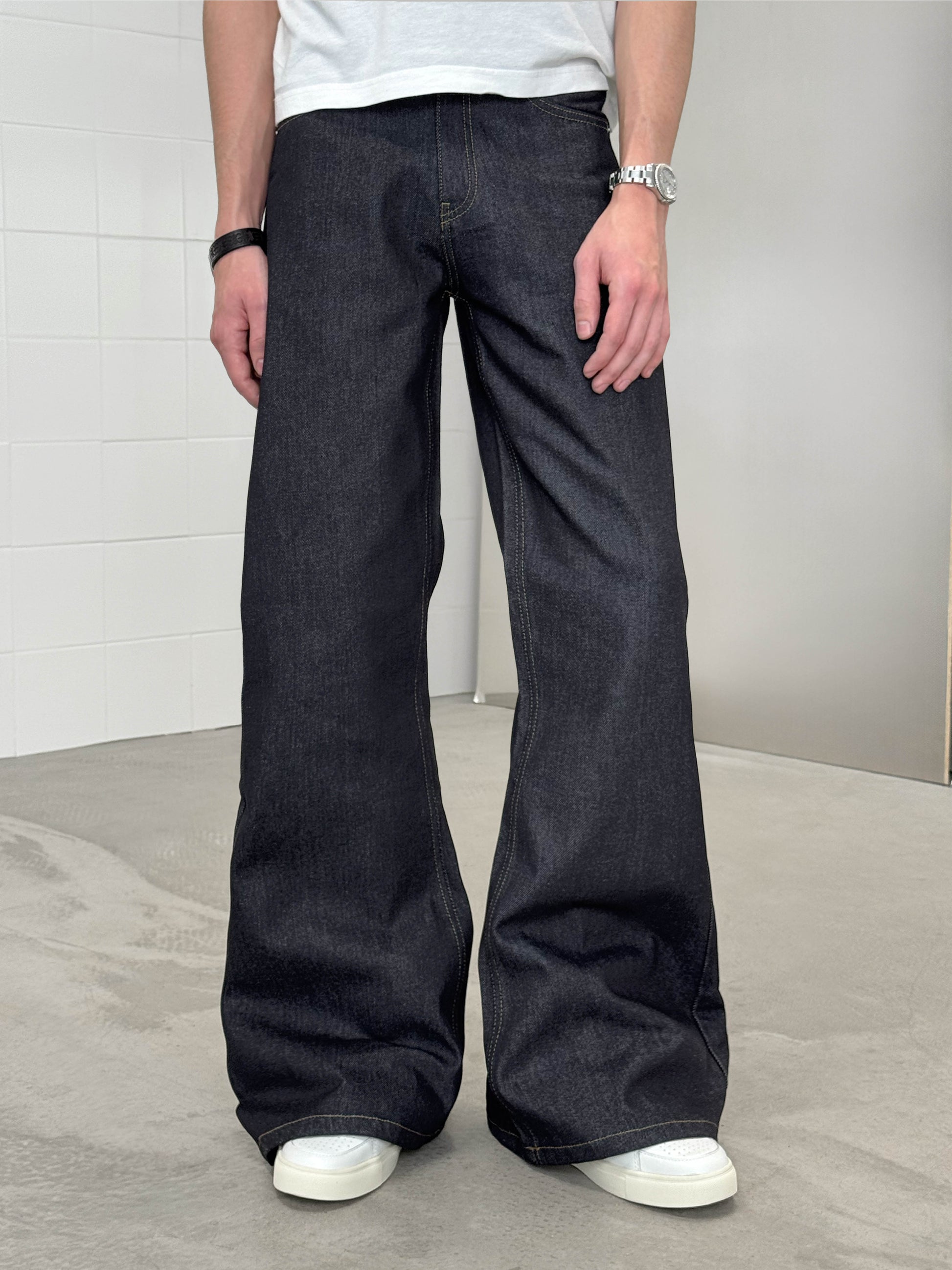 BOOTCUT-JEANS – BLAUER RAW-DENIM