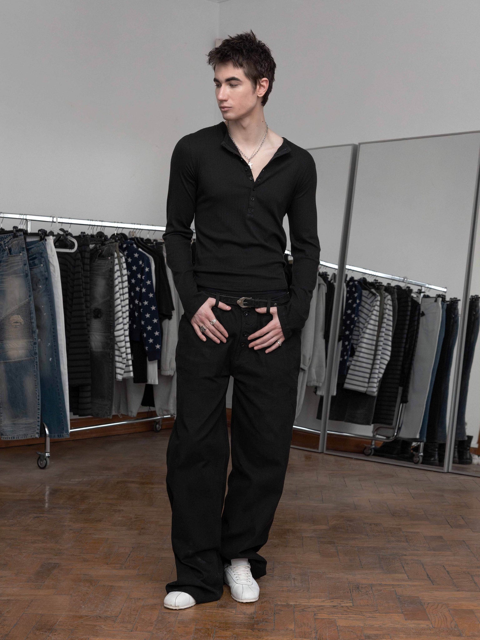 HENLEY LONGSLEEVE – SCHWARZ