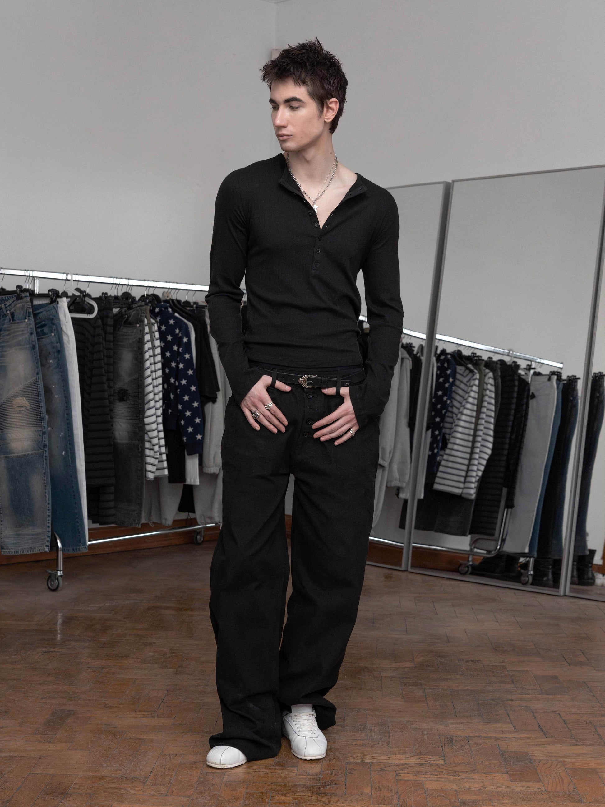 HENLEY LONGSLEEVE – SCHWARZ