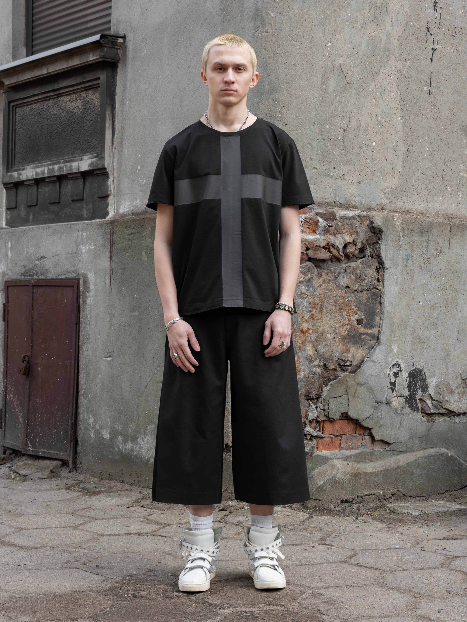 WORN CAPRI PANTS - BLACK