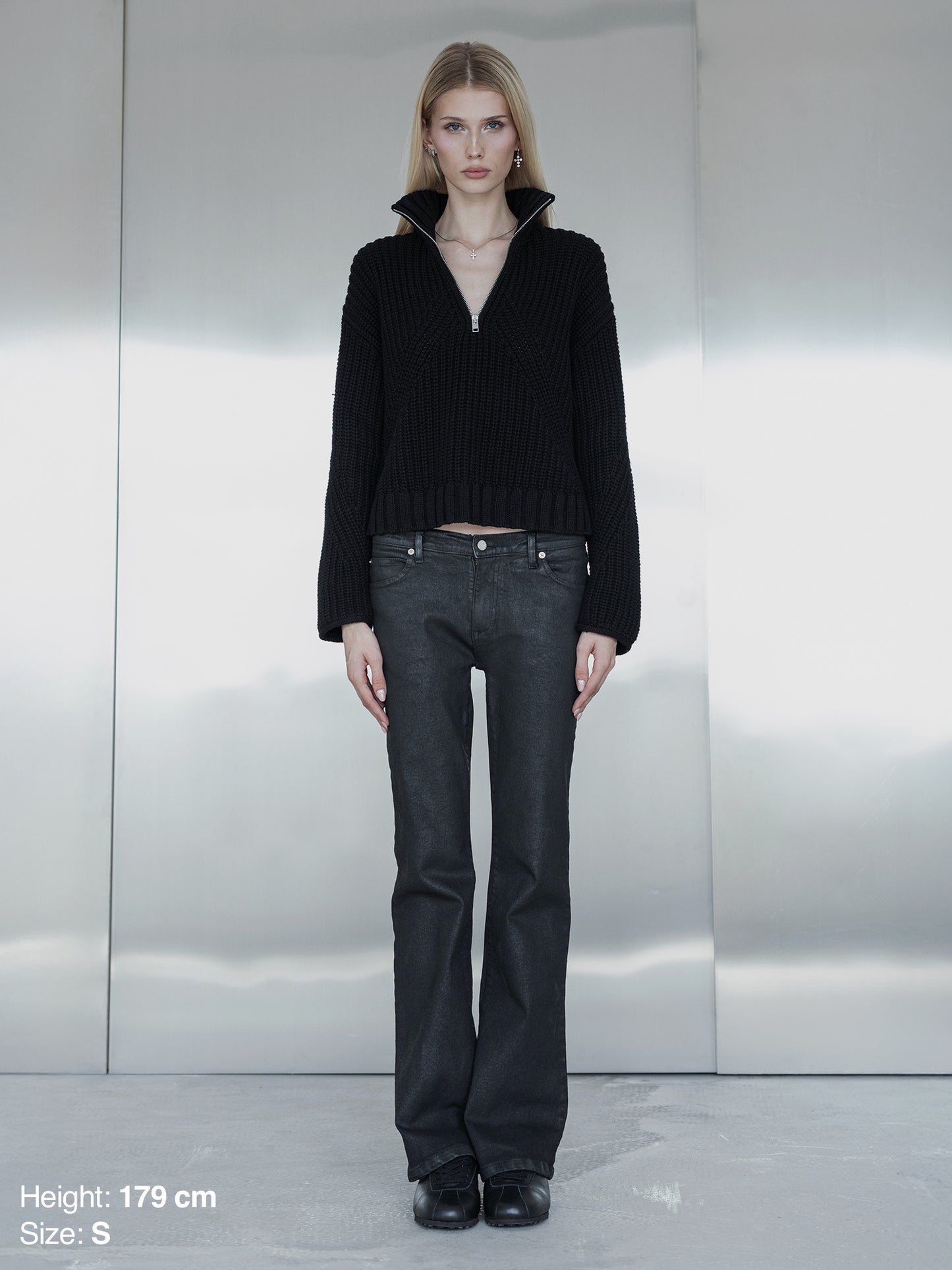 QUARTER ZIP - BLACK