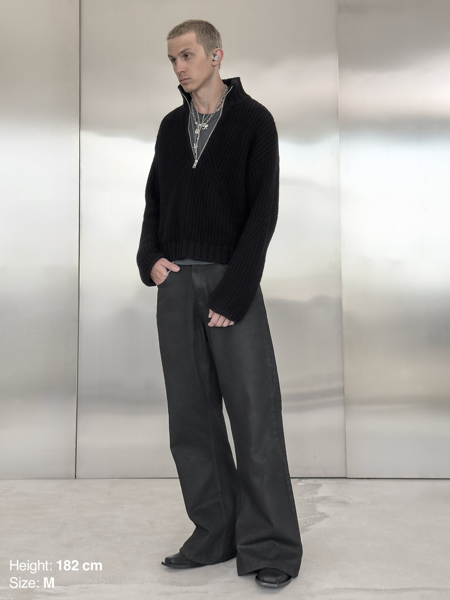 QUARTER ZIP - BLACK