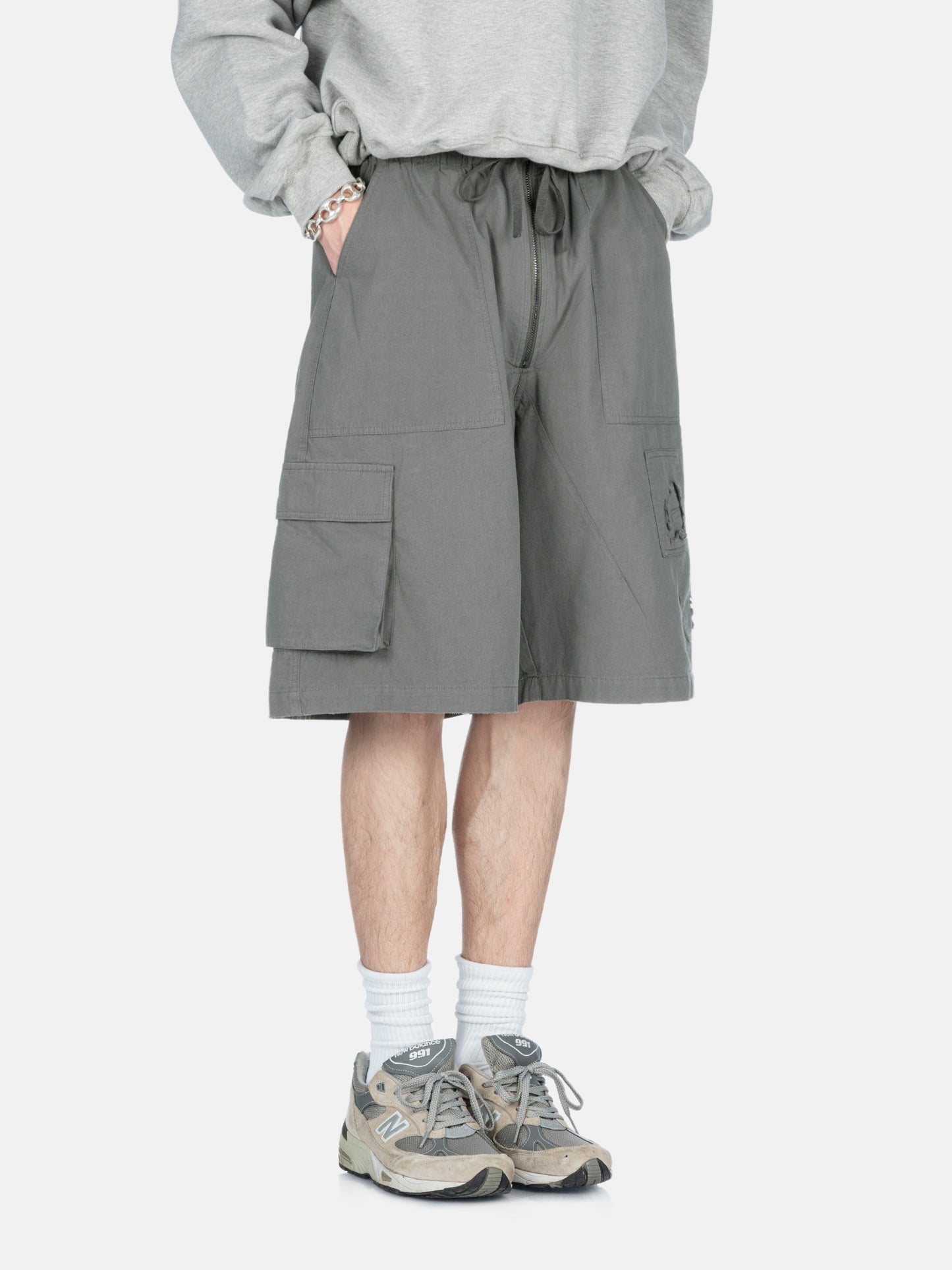 WASHED GREY DISTRESSED CARGO SHORTS