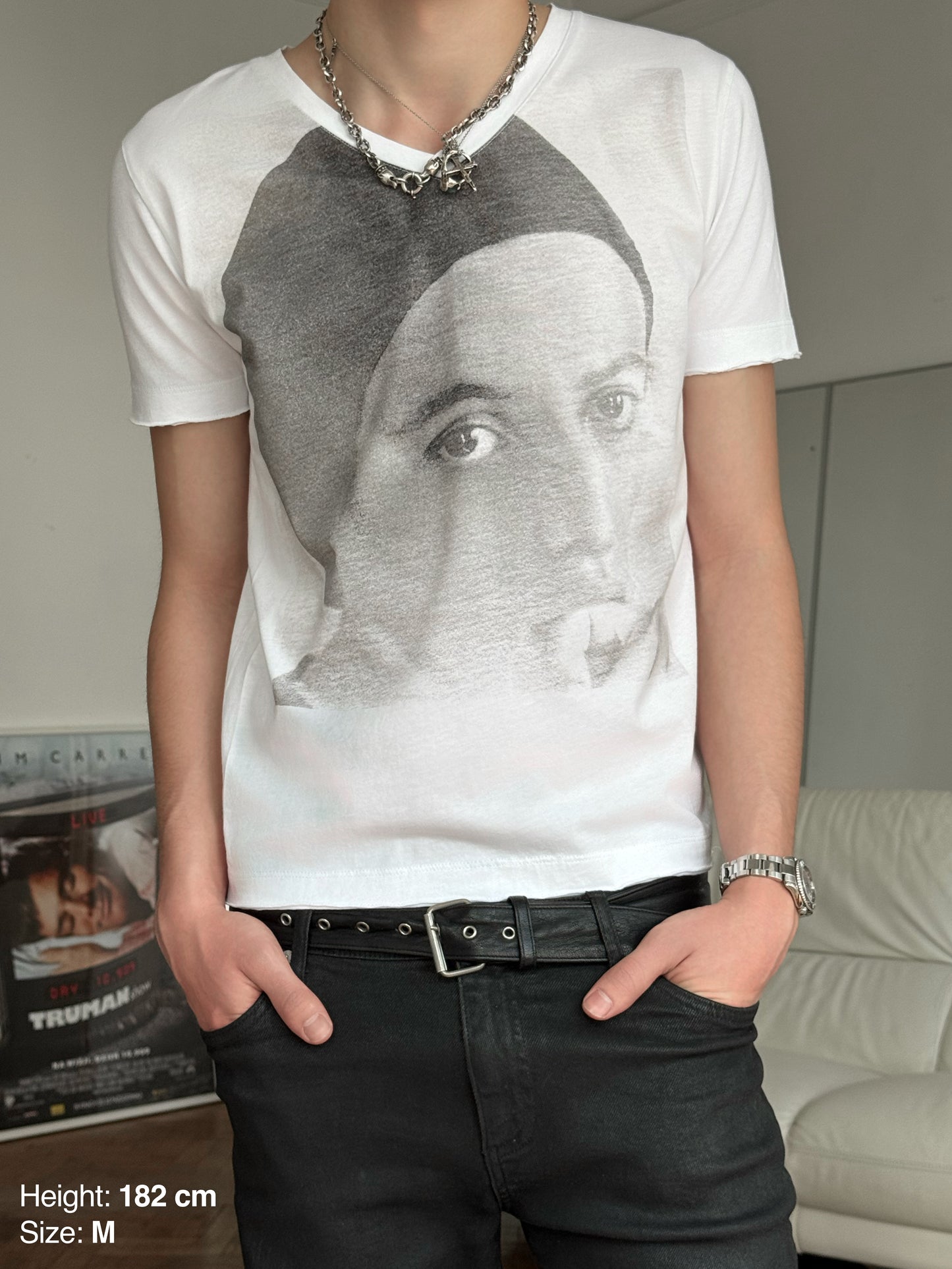 T-Shirt mit V-Ausschnitt – weiße Flagge