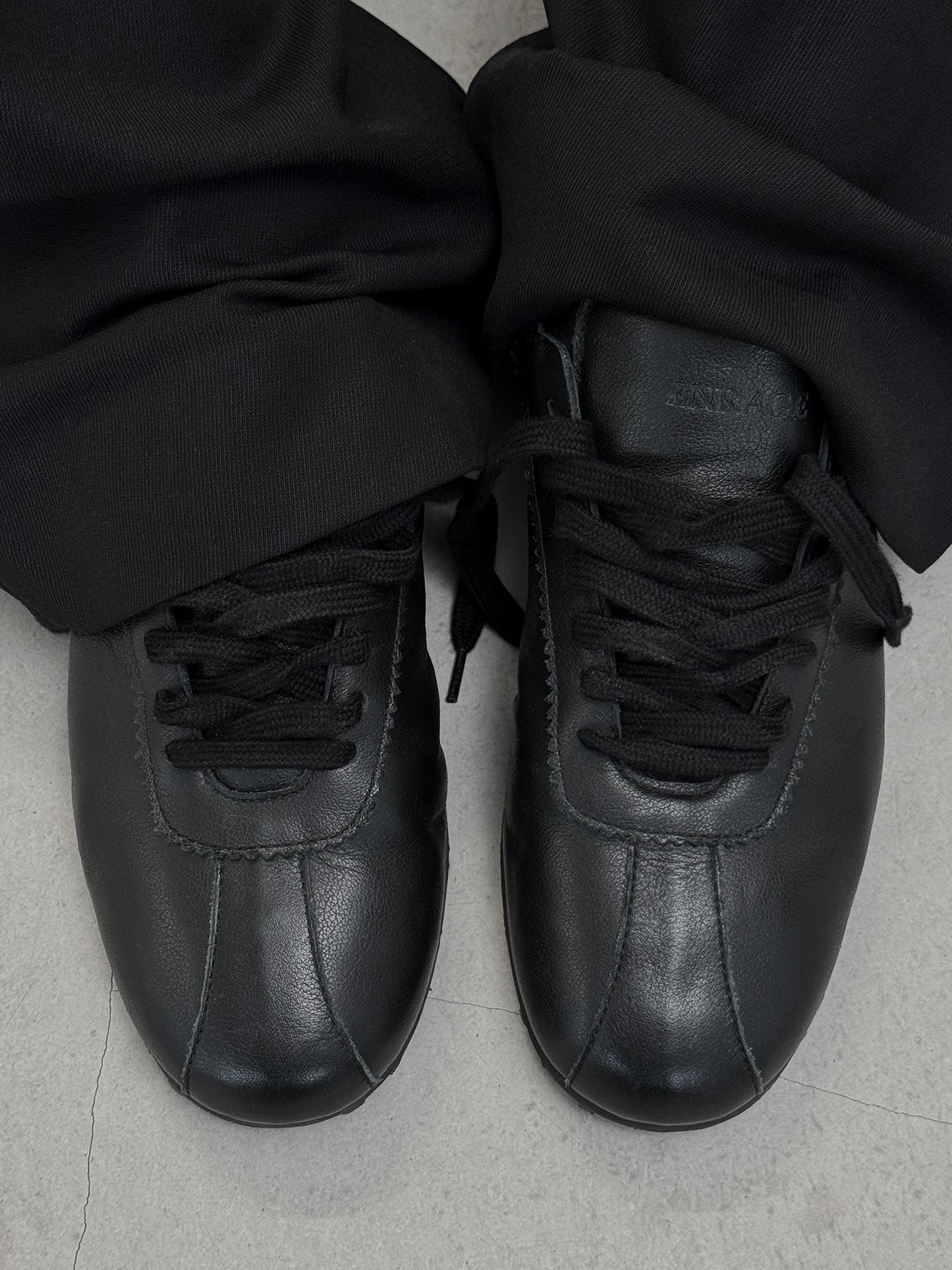 RETRO RUNNER - ALL BLACK