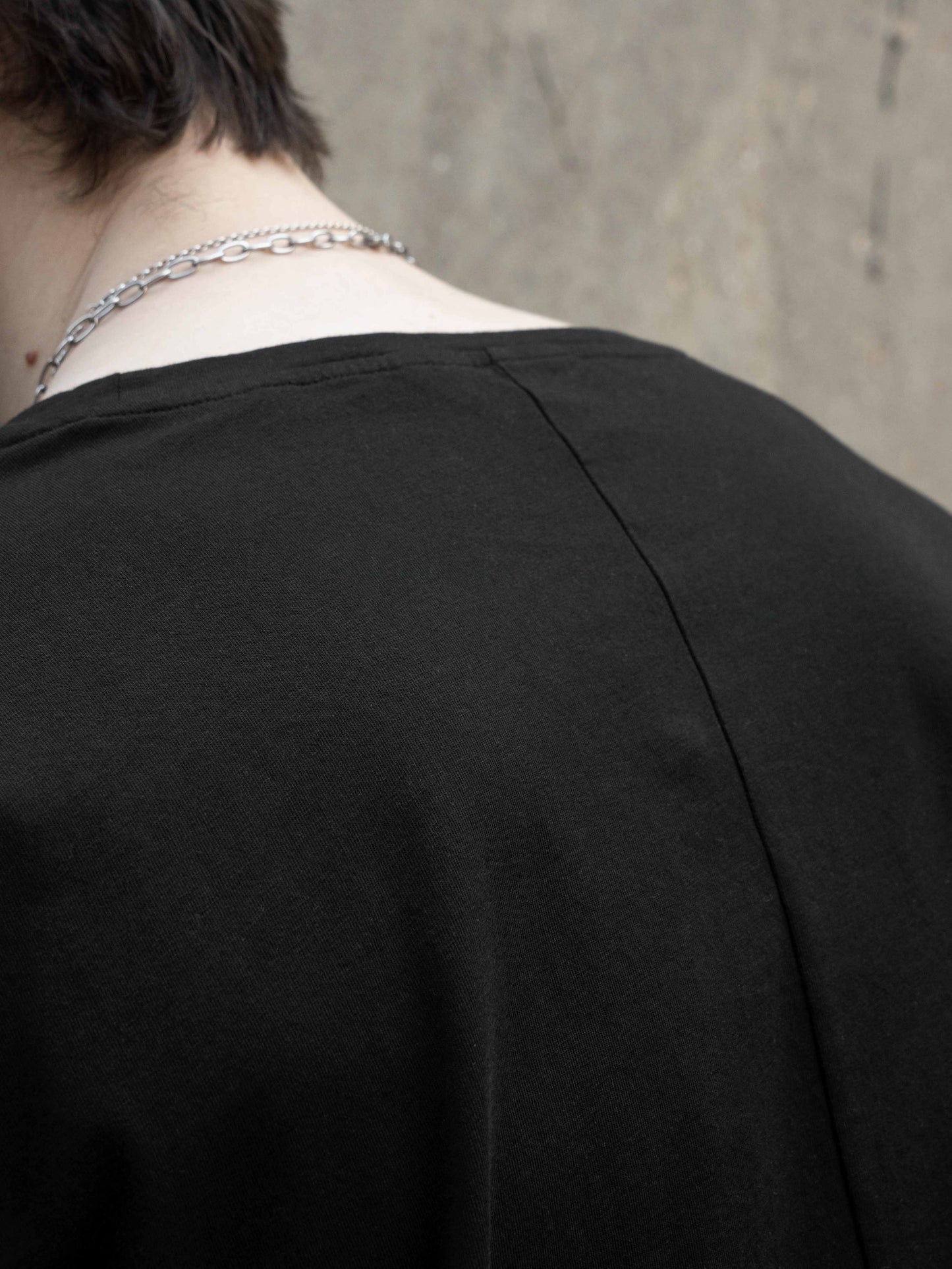 ROUND NECK TEE - BLACK