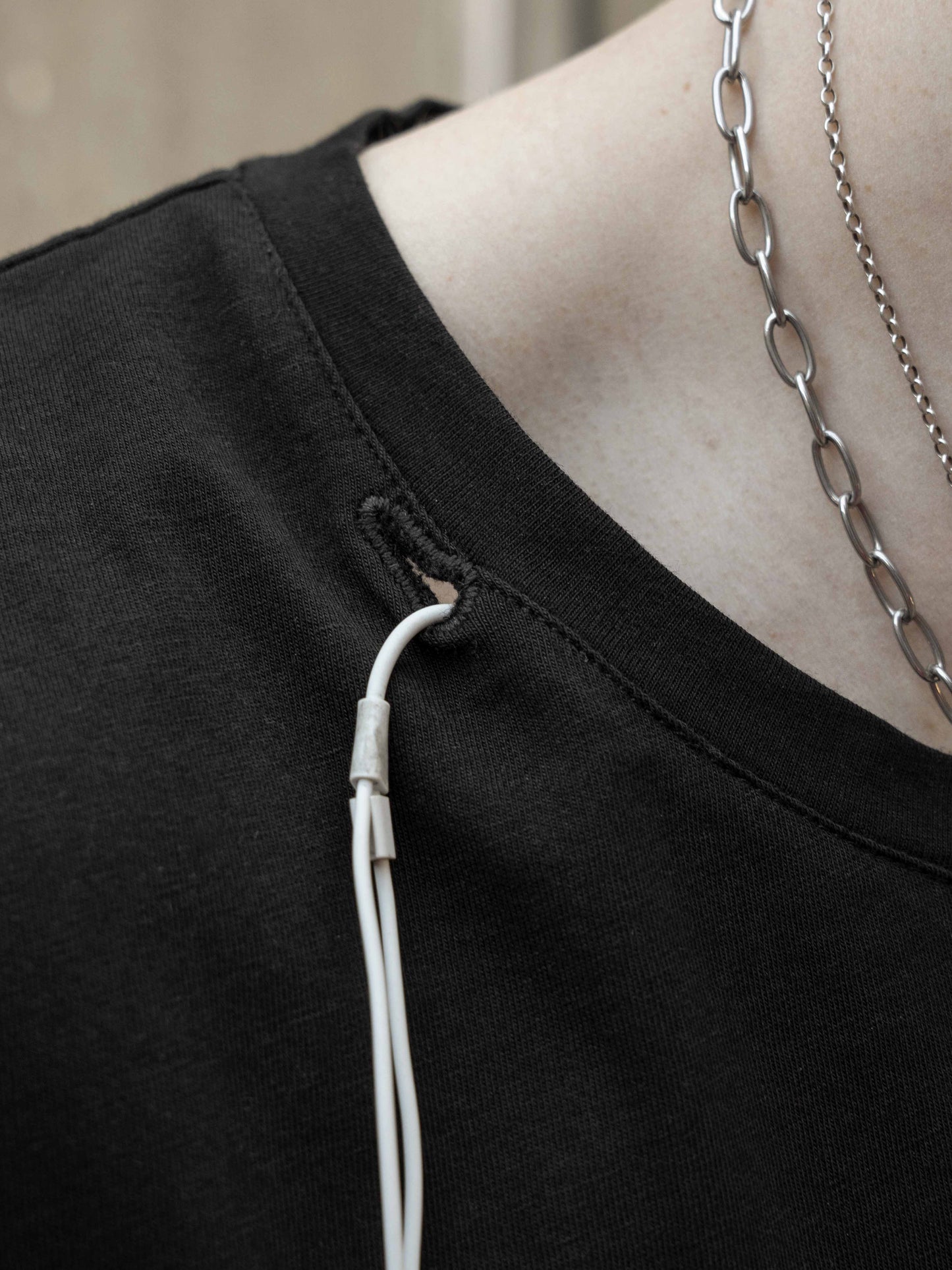 ROUND NECK TEE - BLACK