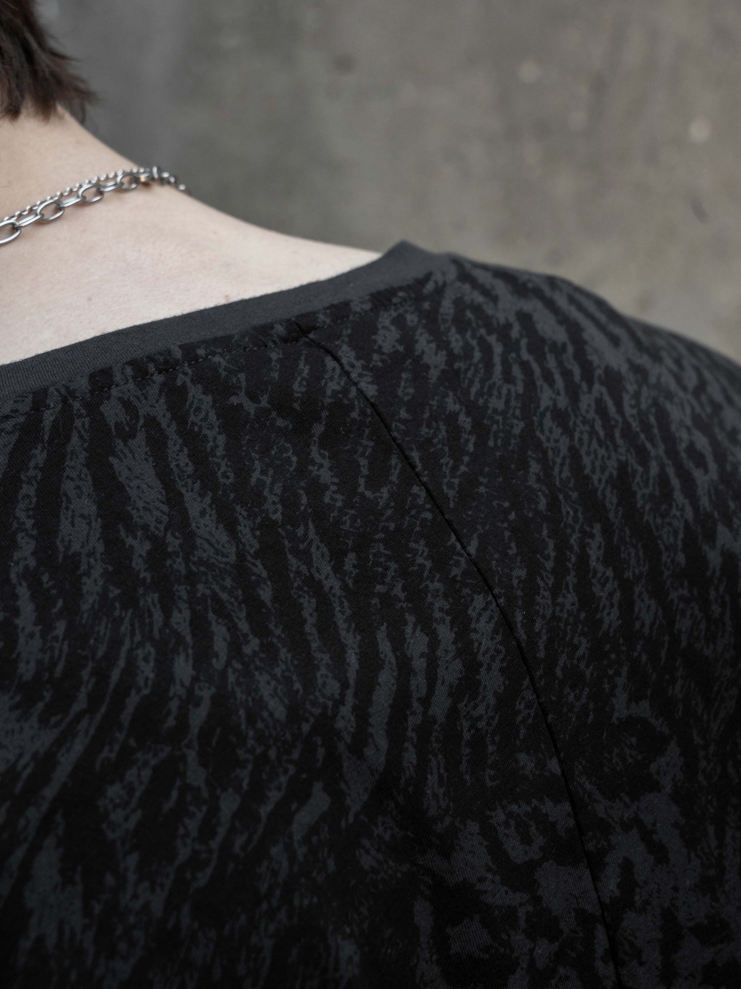 ROUND NECK TEE - BLACK LEOPARD