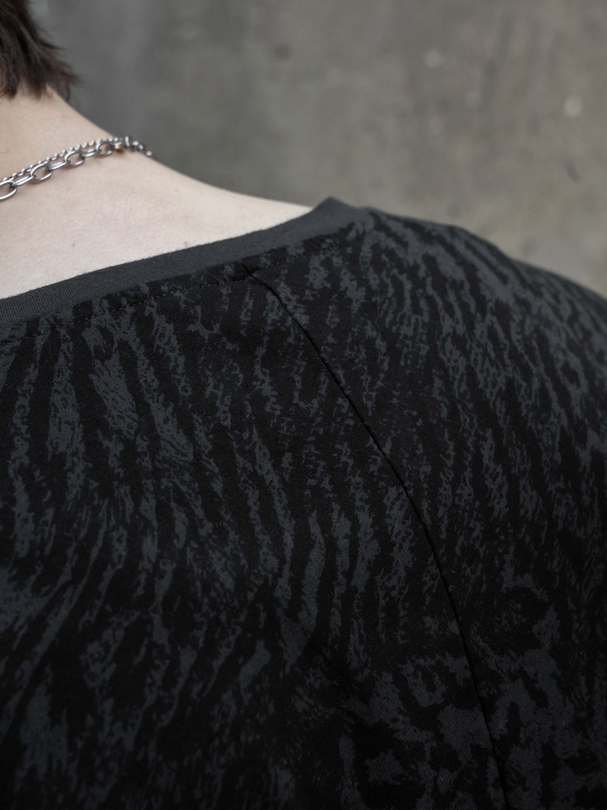 ROUND NECK TEE - BLACK LEOPARD