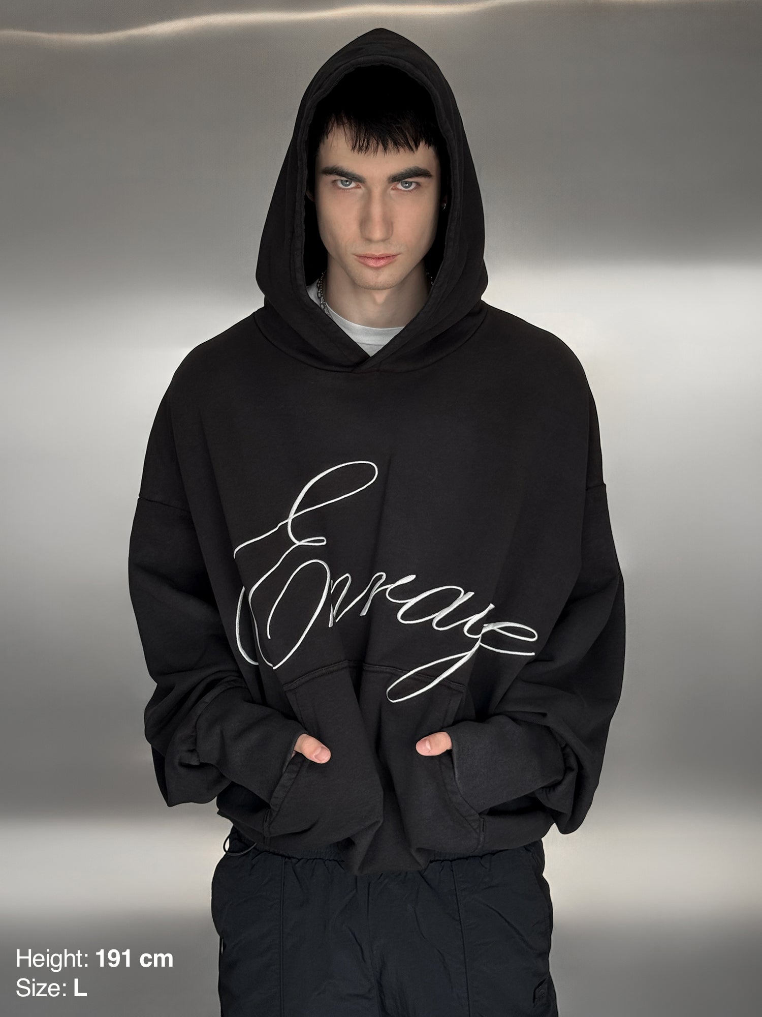 SCRIPT HOODIE – SCHWARZ