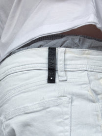 GERADE JEANS – WEISSE LACKE