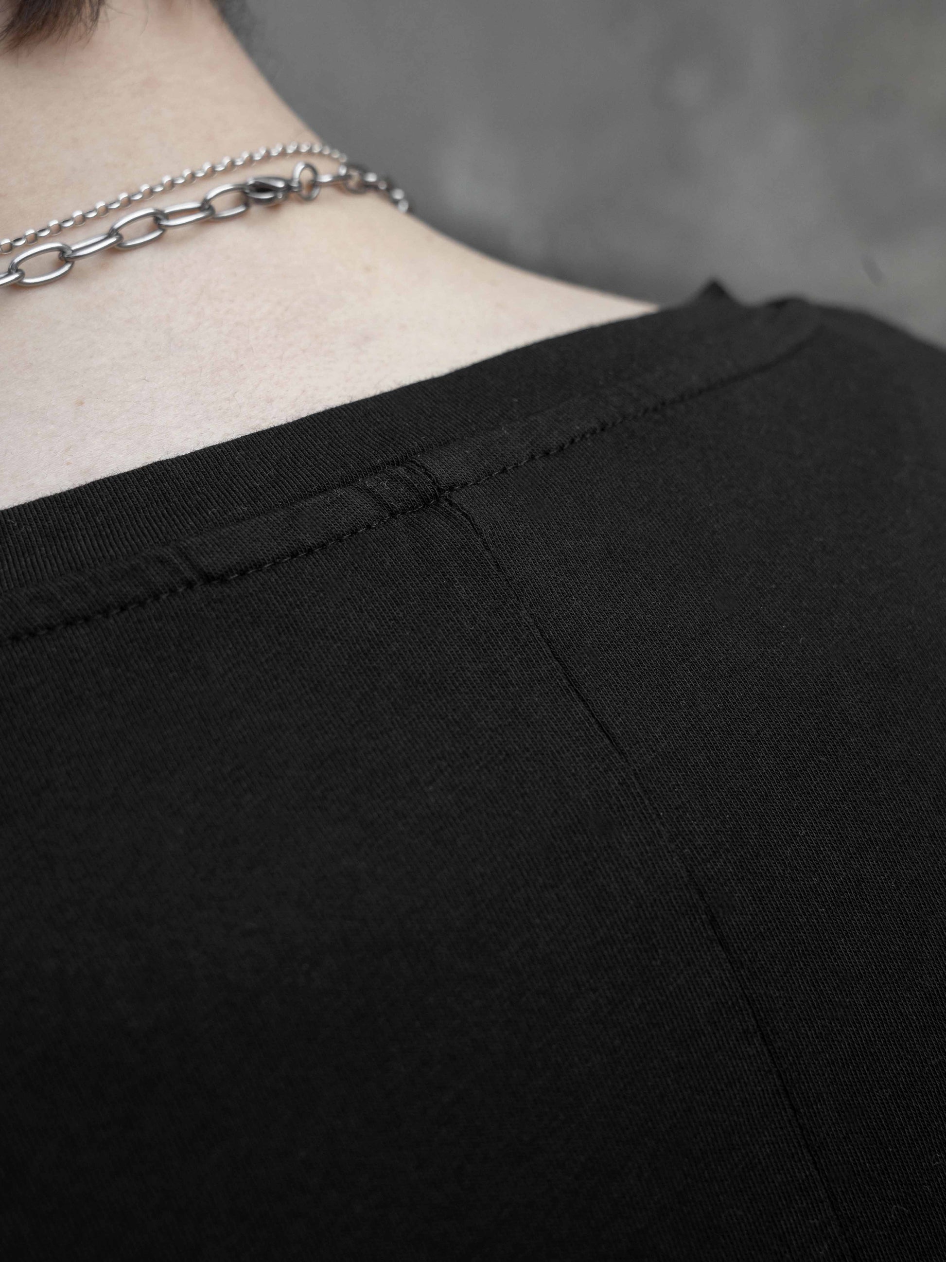 V-NECK TEE - BLACK