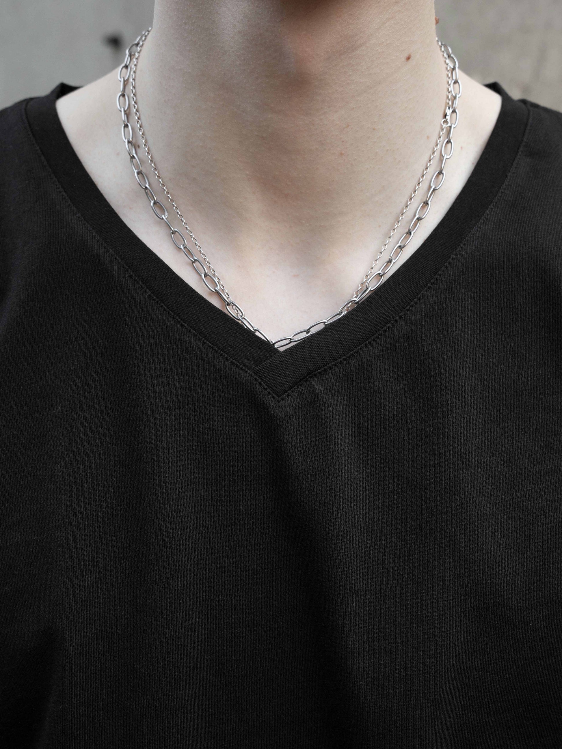 V-NECK TEE - BLACK